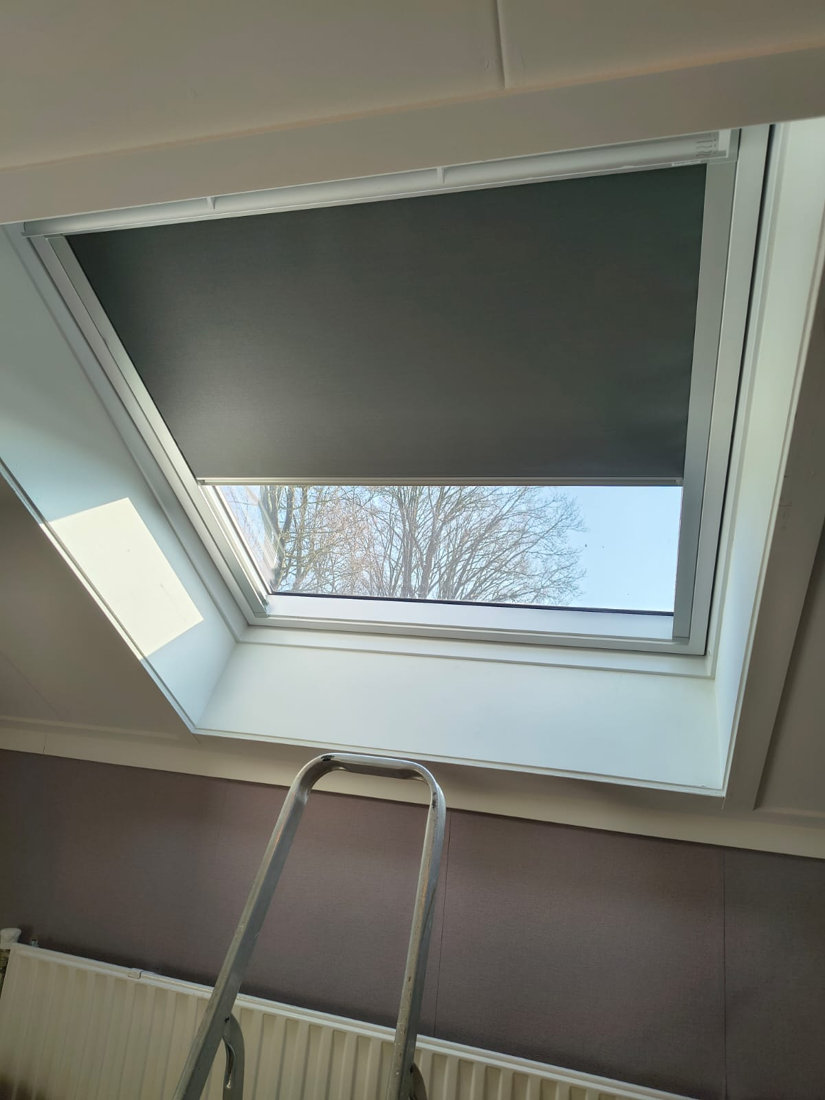 Zonnewering dakraam gemonteerd