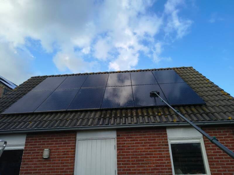 Zonnepanelen schoon gemaakt