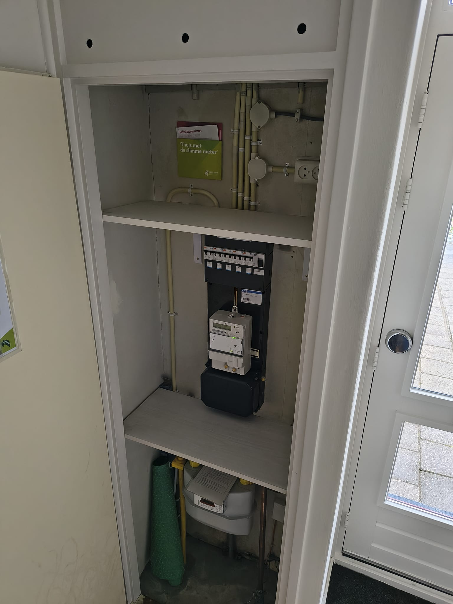 Planken in meterkast opgehangen