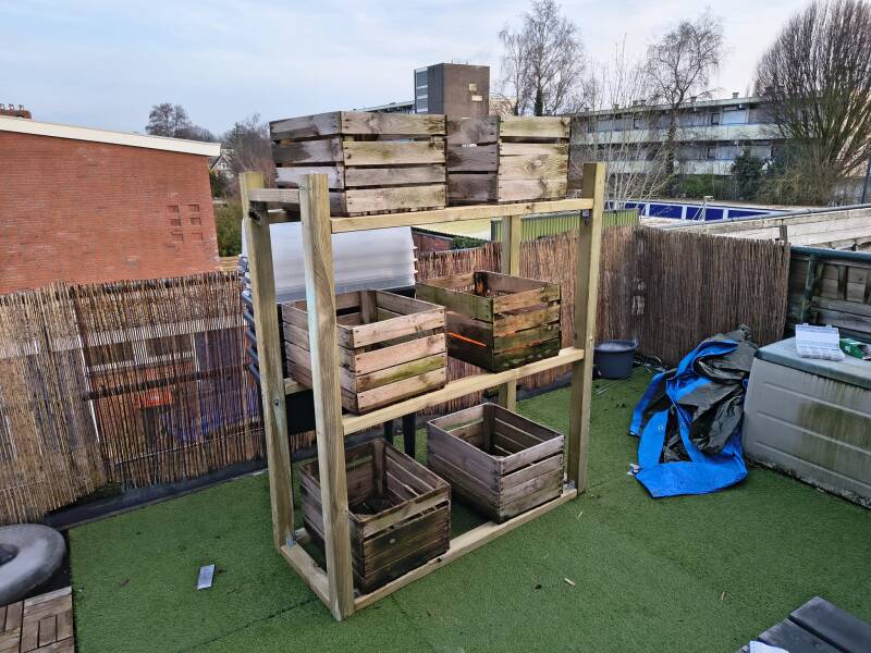 Houten rek voor tuinkratten